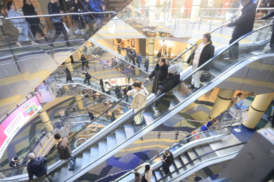 Количество посетителей торговых центров в России вновь снизилось