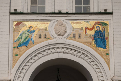 Над вратами колокольни Раифского монастыря появилась мозаика с Богородицей