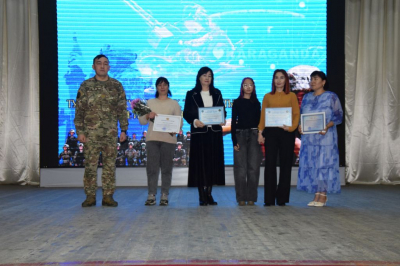 Сюрприз на сцене: военнослужащие Национальной гвардии приготовили для родителей трогательный подарок