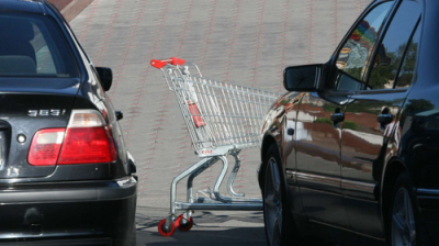 Вологжанка отсудила у &laquo;Макси&raquo; 118 000 рублей за поврежденный продуктовой тележкой автомобиль