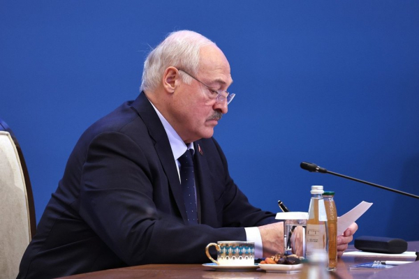 Лукашенко приказал отправлять чиновников охранять границы с Украиной
