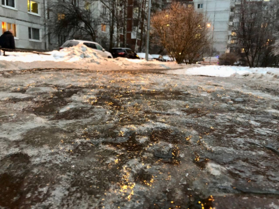 &laquo;Смертельный аттракцион&raquo;: на остановке в Калуге ледяная горка угрожает пешеходам