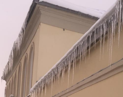 Эксперт по ЖКХ сообщил, что какую компенсацию водители вправе взыскать за падение сосульки на автомобиль