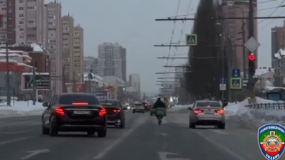 Велокурьер устроил гонки в полицией по улицам Казани - видео 11/02/2026 &ndash; Новости