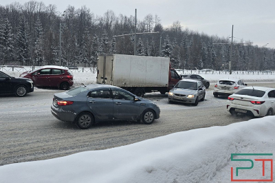 Массовая авария парализовала движение на проспекте Победы в Казани - фото