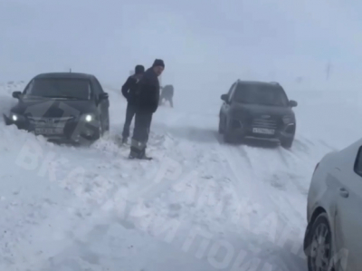 На дорогах творится ужас: трассы в Татарстане заметает из-за штормового ветра &ndash;&nbsp;видео 23/02/2026 &ndash; Новости