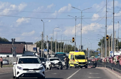 Volkswagen врезался в ограждение в Караганде
