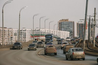 Вандал в Челнах сорвал и выбросил с моста флаги с российским триколором