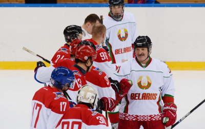 Лукашенко вышел на&nbsp;лед вместе с&nbsp;минским &laquo;Динамо&raquo; перед серией с&nbsp;&laquo;Ак&nbsp;Барсом&raquo;