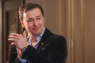 Безруков пожарил блинчики и показал любимую начинку для них