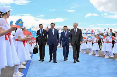 Президент Токаев встретил в аэропорту лидера КНР Си Цзиньпина