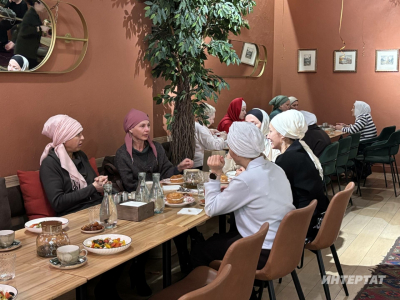 &laquo;Рәхәтләнеп бергә авыз ачтык&raquo;: Казанның 10 туклану ноктасында хәйрия ифтары узды