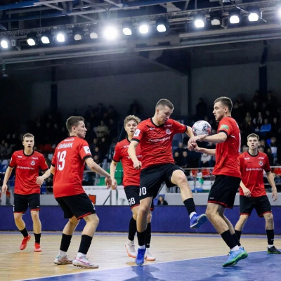 Новосибирские футболисты вышли на матч с детским рисунком на форме: что это значит