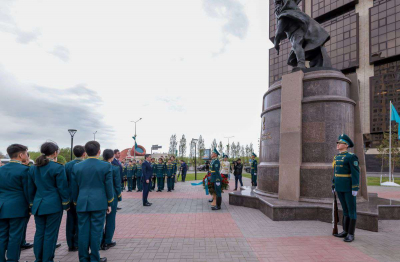 Премьер возложил цветы к памятнику Рахымжану Кошкарбаеву