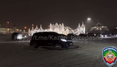 Сотрудники ГАИ оштрафовали водителя Mercedes за дрифт на площади 1000-летия Казани