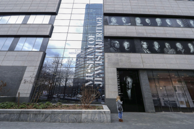 Радостные депутаты с чемоданами жертв холокоста попали в центр скандала