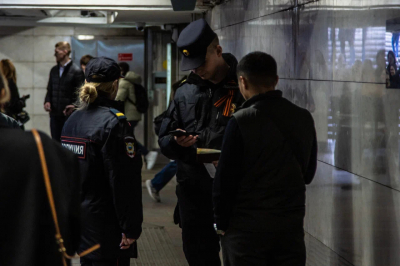 В метро Нижнего Новгорода начали досматривать смартфоны пассажиров