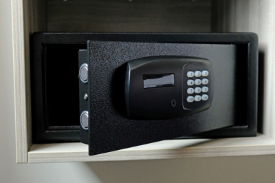 Турэксперт объяснил, какие вещи нельзя хранить в сейфе отеля