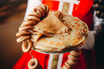 Врач ответил, кому лучше избегать переедания в Масленицу