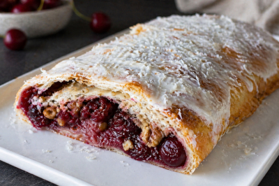 Заворачиваю вишню в лаваш: через 20 минут на столе штрудель &mdash; а быстрый крем превращает десерт в просто шикарный