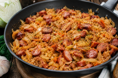 Тушеная капуста с копчеными охотничьими колбасками: густая, ароматная и очень домашняя