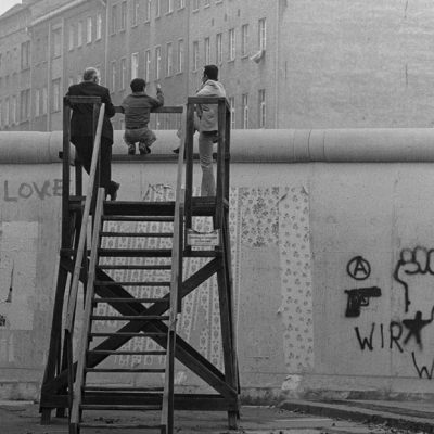 Спектакль «Зовите меня Джордж», открытие немецкой фотовыставки и показ фильма «Одинокий мужчина»