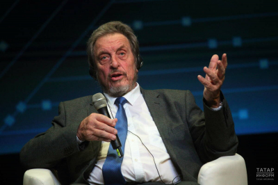 Эррол Маск: Маск-центр в России займется гравитацией и путешествиями во времени