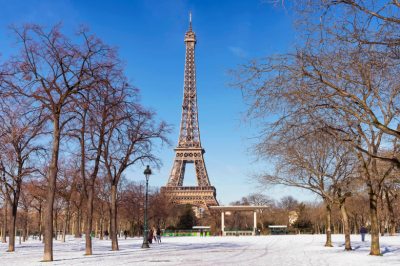 В центре Парижа появились свастика и призывы к убийству