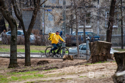 В России курьеры зарабатывают на 12% больше, чем специалисты с высшим образованием