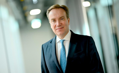 Глава ВЭФ в Давосе подал в отставку после упоминания в файлах Эпштейна