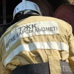 Опасный пожар на дороге: в Актобе спасатели предотвратили взрыв