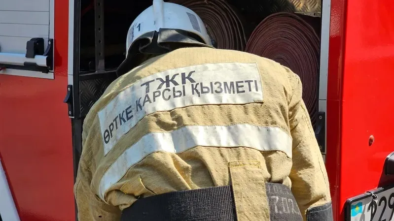 Опасный пожар на дороге: в Актобе спасатели предотвратили взрыв