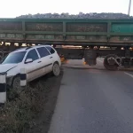 Поезд протаранил Lada Kalina на переезде в Казахстане: момент попал на видео
