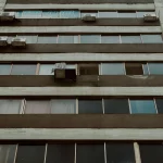 В Астане мужчина сорвался с высоты 15-го этажа при установке кондиционера