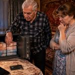 Назад в 90-е: почему россияне массово прячут деньги под матрас