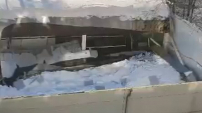 Крыша супермаркета «Пятёрочка» обвалилась под тяжестью снега – видео 15/02/2026 – Новости