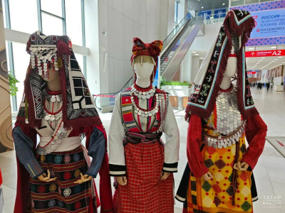 Участникам саммита АСЕАН показали костюмы народов Поволжья