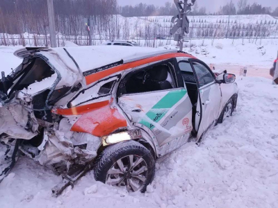 В Кировском районе автомобиль каршеринга столкнулся с электричкой