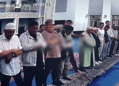 Во время намаза мужчина начал избивать рядом стоящего человека
